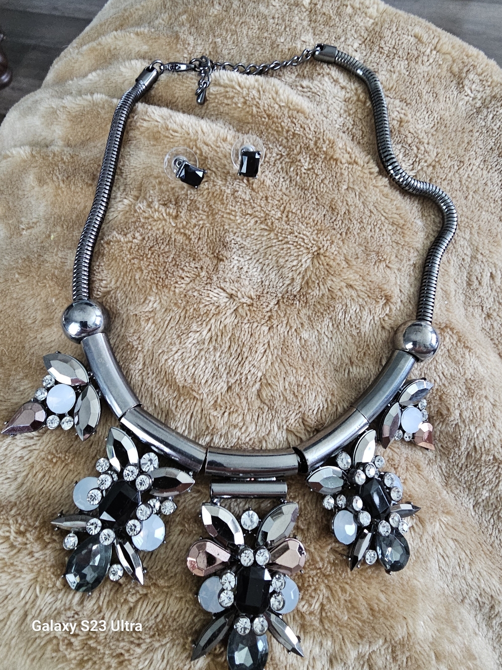 Statement Crystal Bib Necklace in Mixed Metallic Tones. Size: Necklace 18 inches